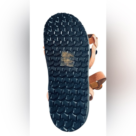 CHASE AND CHLOE. Elaxi Flatform
Sandal (Women) size 8 - Picture 7 of 8